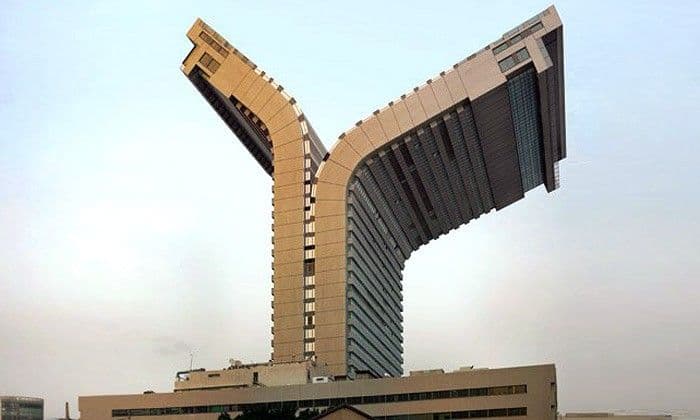 تصميم معماري لفكتور إنريش بناء منقسم