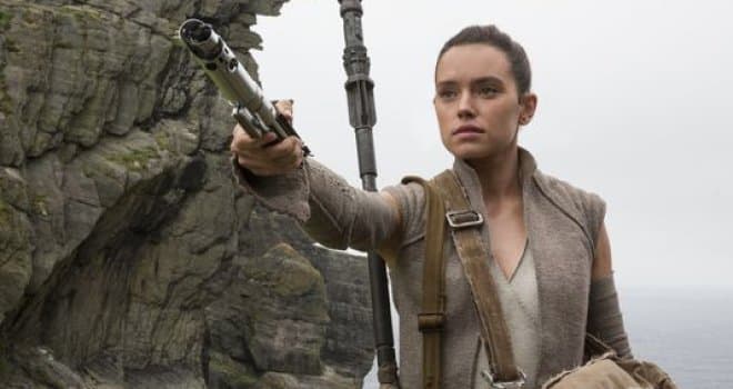 النجمة Daisy ridley في مشهد من فيلم Star Wars
