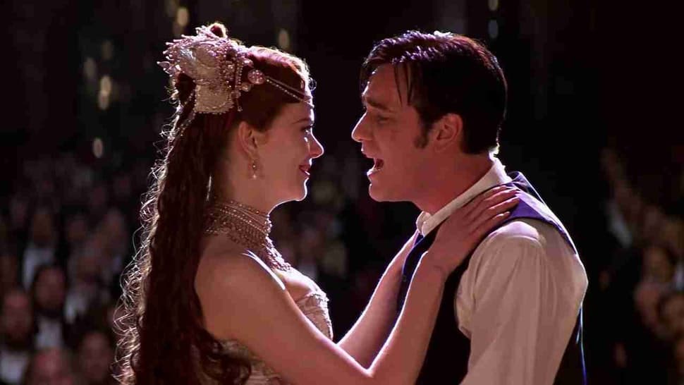 النجم إيوان مكريغور صحبة النجمة نيكول كيدمان في مشهد من فيلم moulin rouge