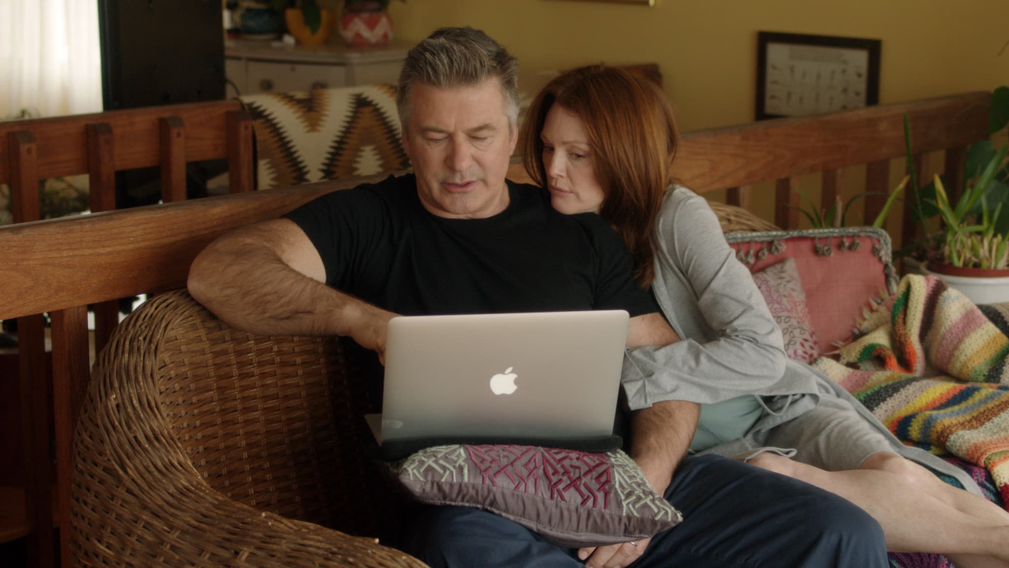 اليك بلدوين وجوليان مور في فيلم Still Alice