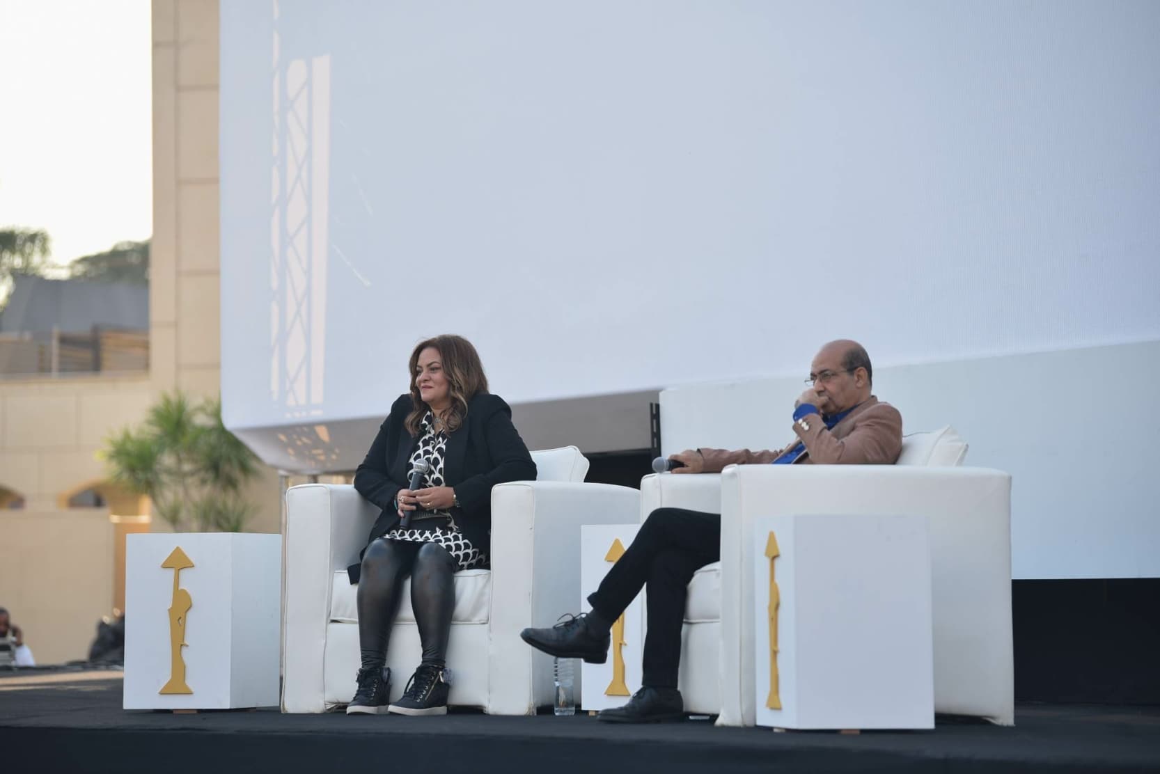 كاملة أبو ذكري وطارق الشناوي قبل تكريمها في مهرجان القاهرة السينمائي 44