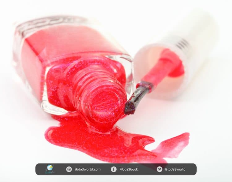 طلاء أظافر أحمر