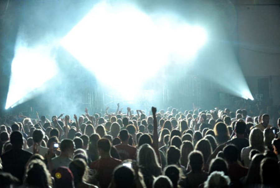 لا تحب الحفلات - انطوائي