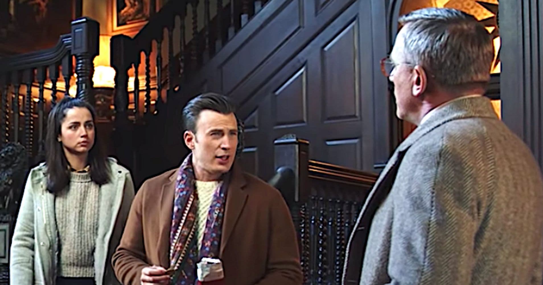 النجم كريس إيفانز، في مشهد من فيلم Knives Out