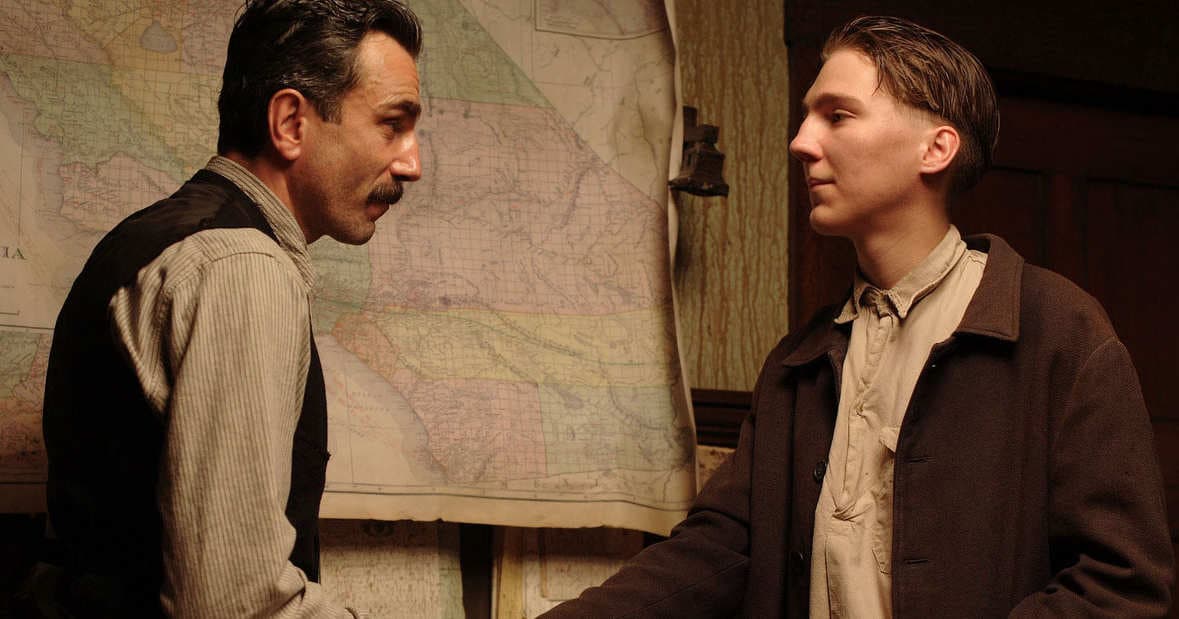 مشهد يجمع النجم بول دانو بالنجم دانيال دي لويس من فيلم There Will Be Blood